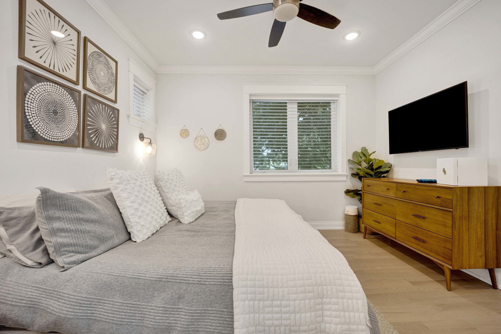 3012 N Leavitt Street Unit: 2