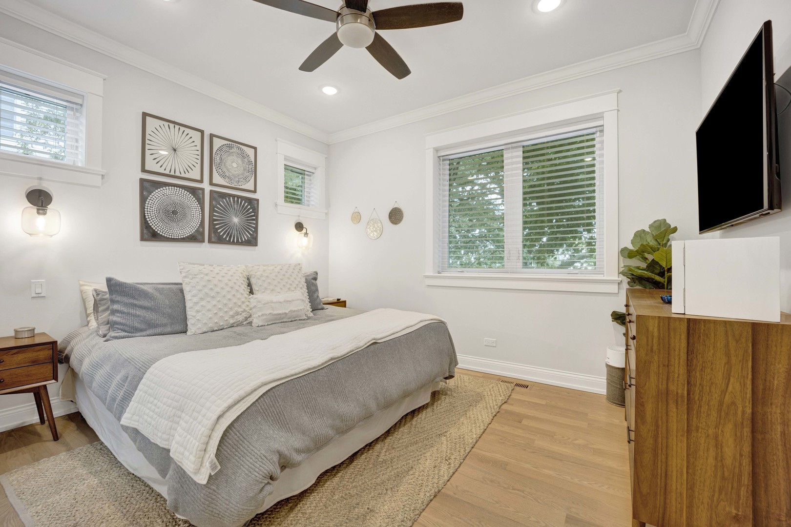 3012 N Leavitt Street Unit: 2