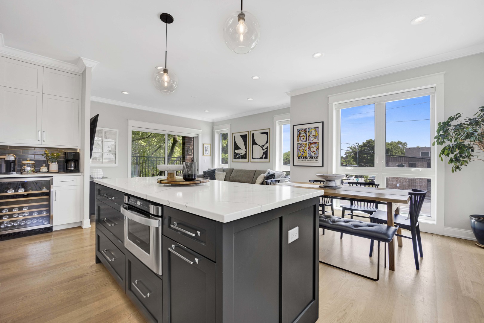 3012 N Leavitt Street Unit: 2