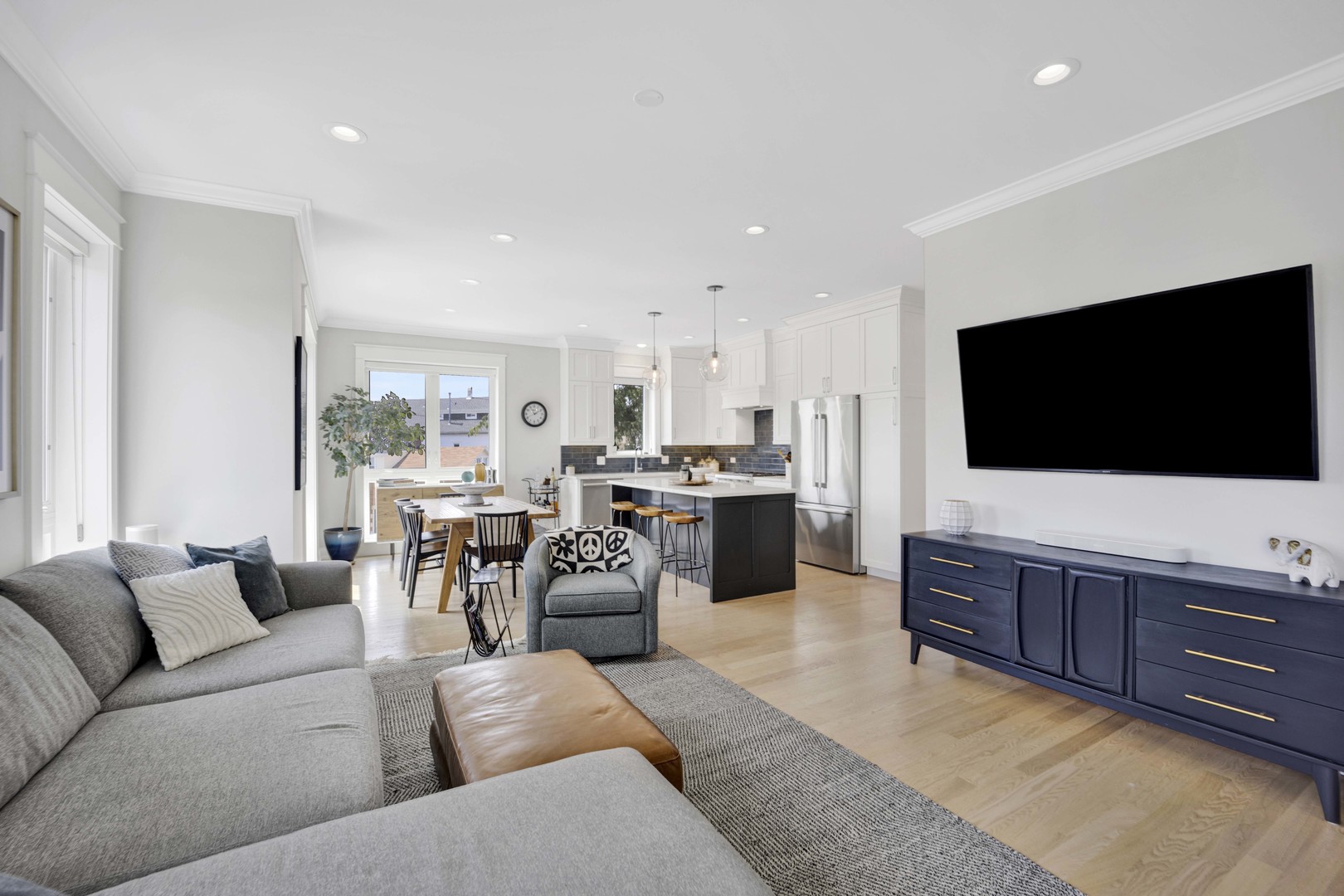 3012 N Leavitt Street Unit: 2