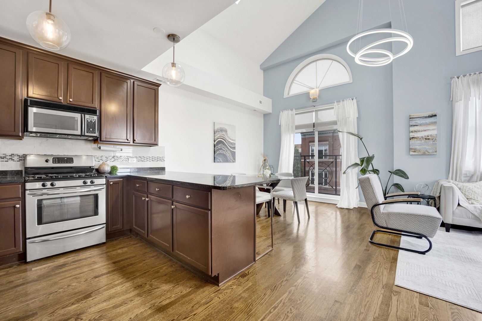 927 N Noble Street Unit: 4