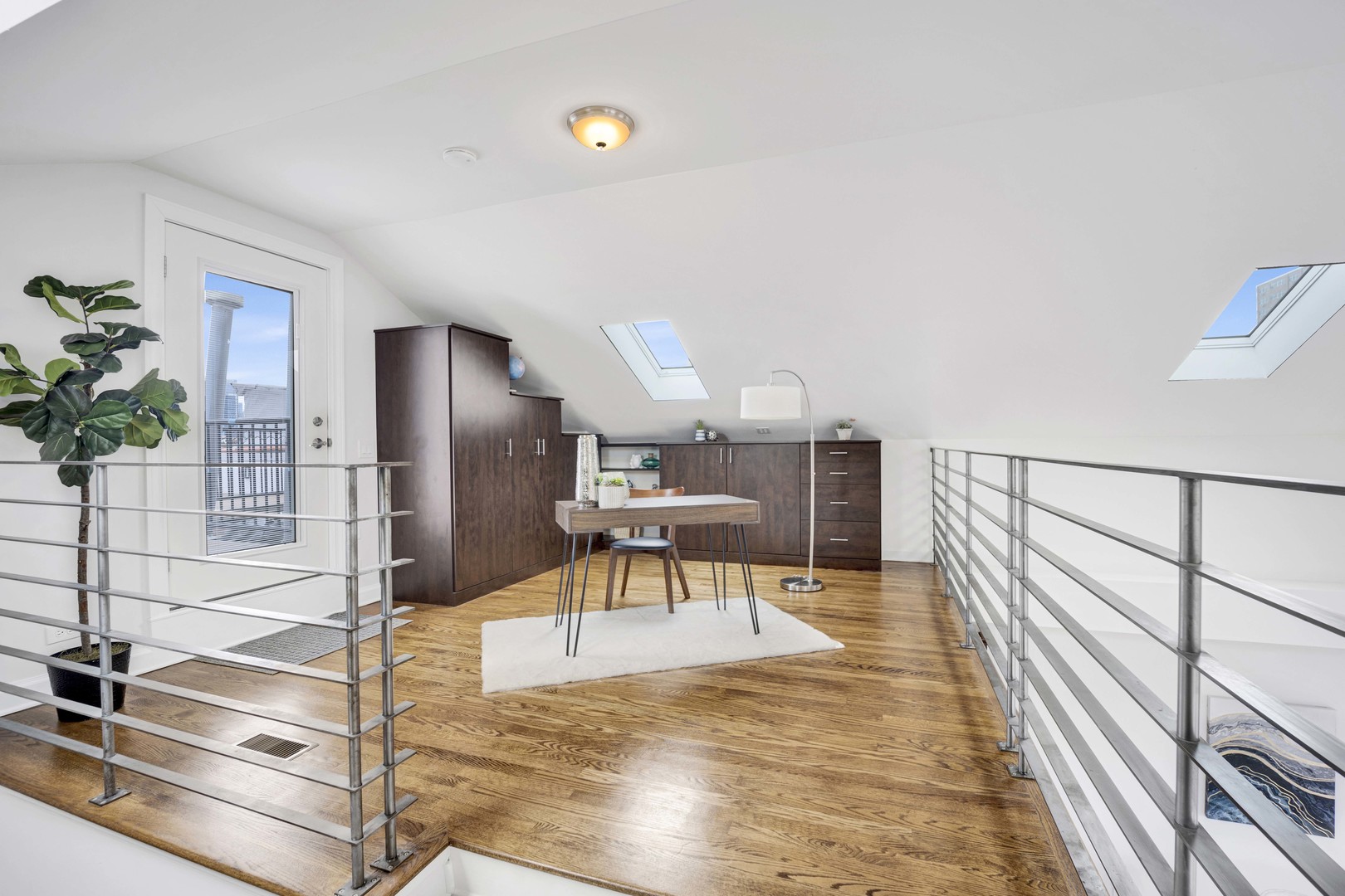 927 N Noble Street Unit: 4