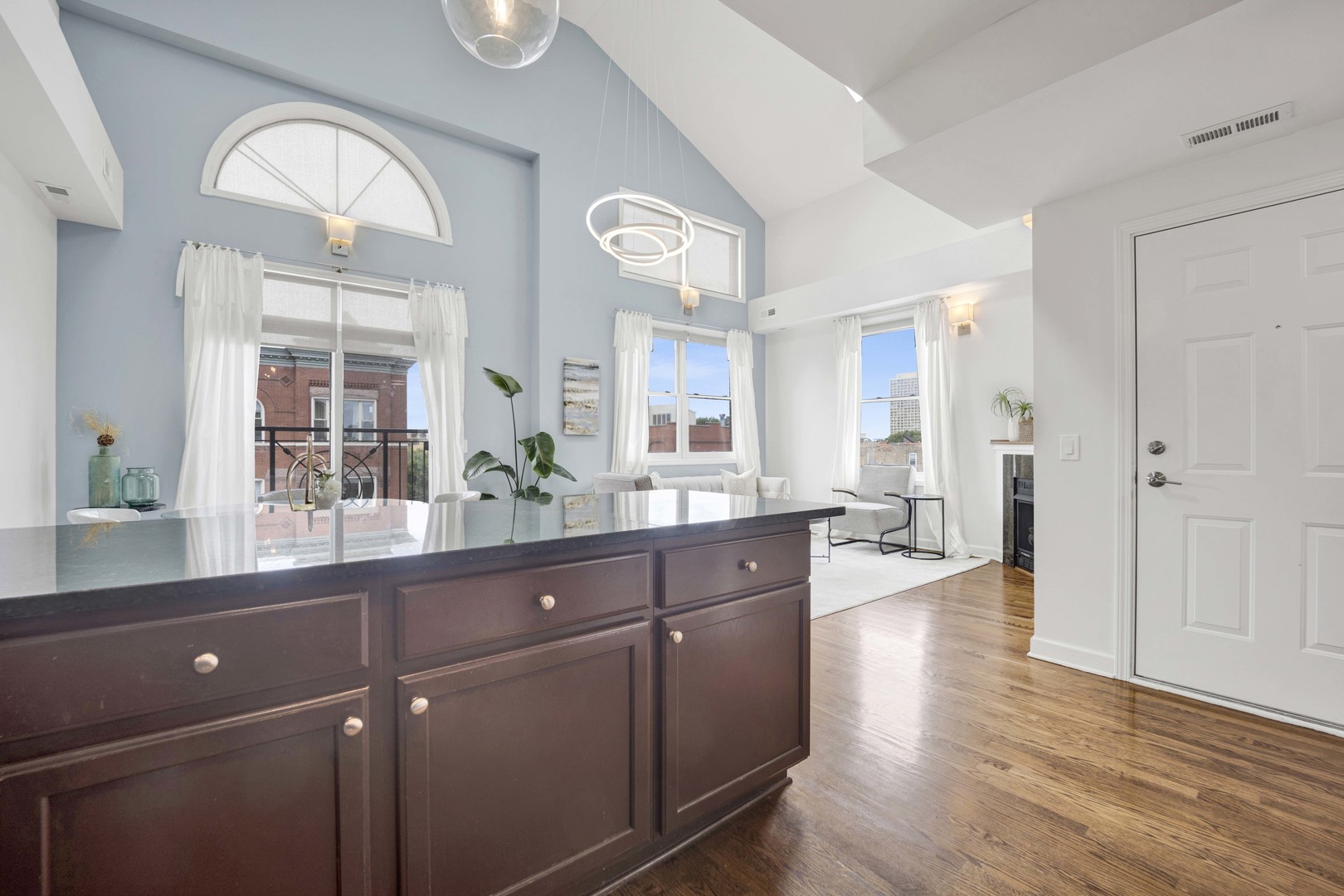 927 N Noble Street Unit: 4