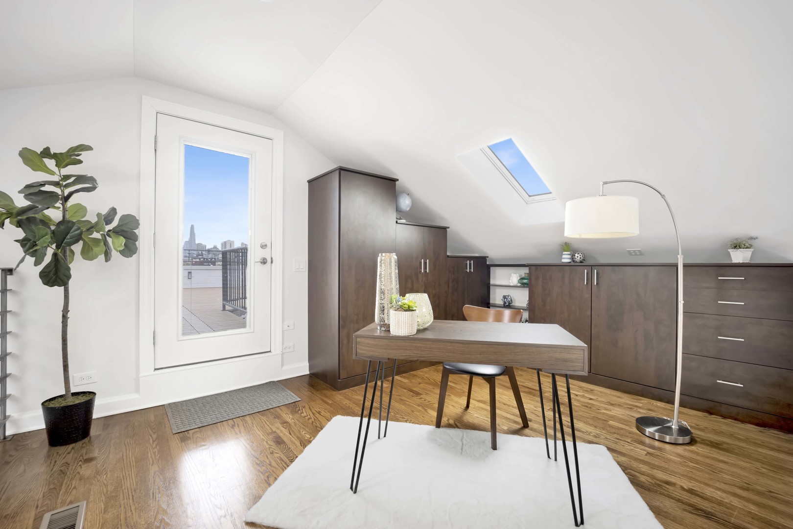 927 N Noble Street Unit: 4