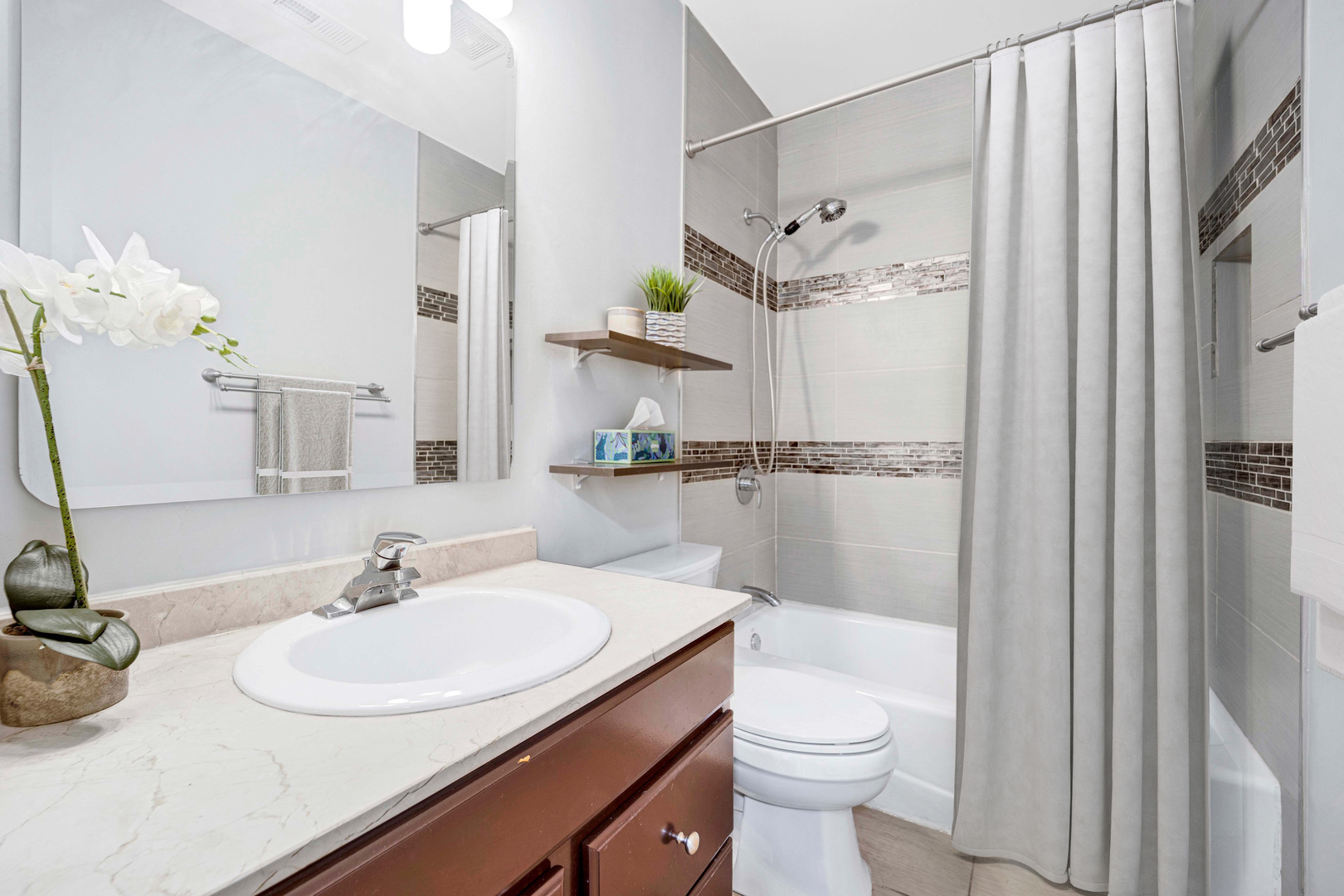 927 N Noble Street Unit: 4