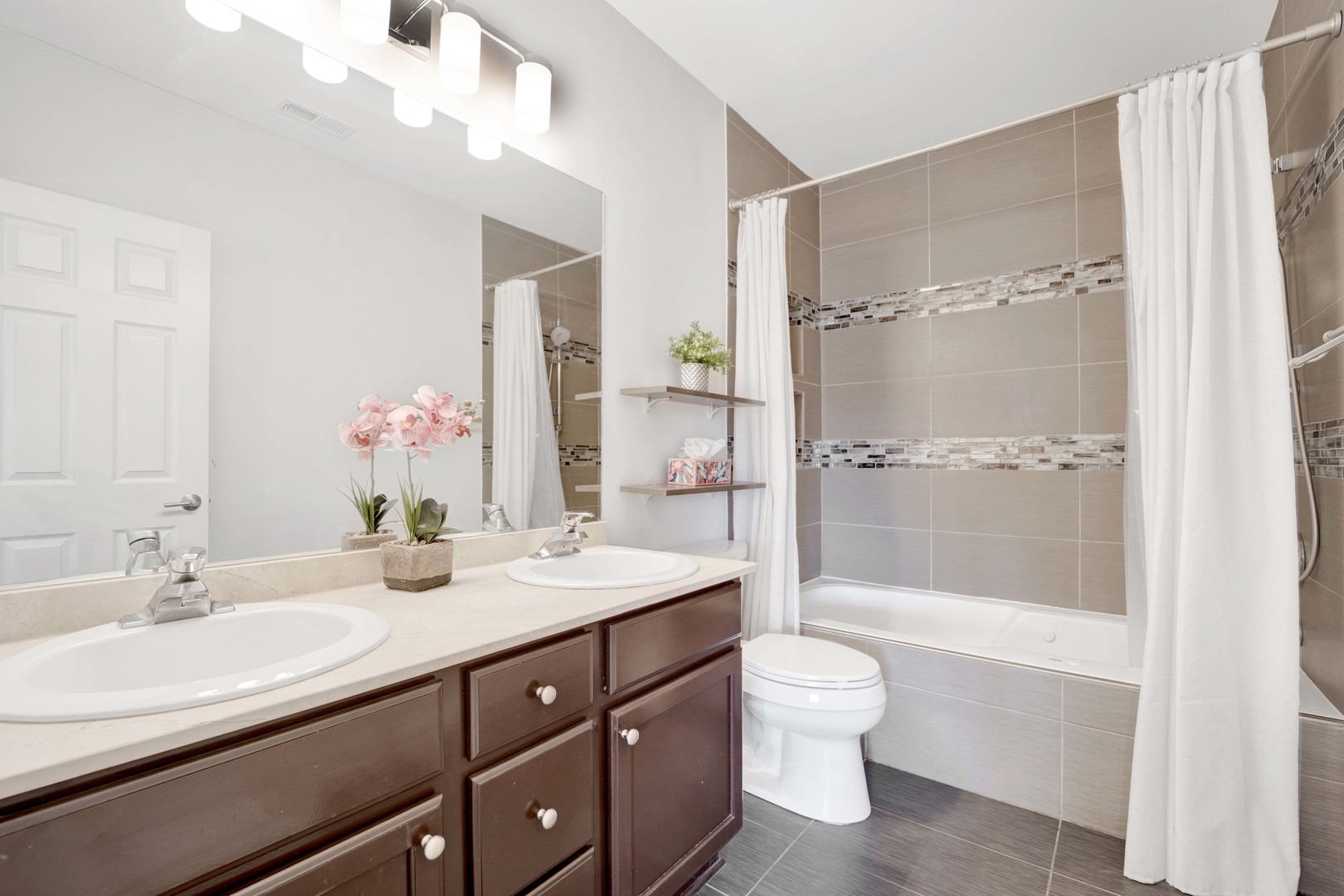 927 N Noble Street Unit: 4