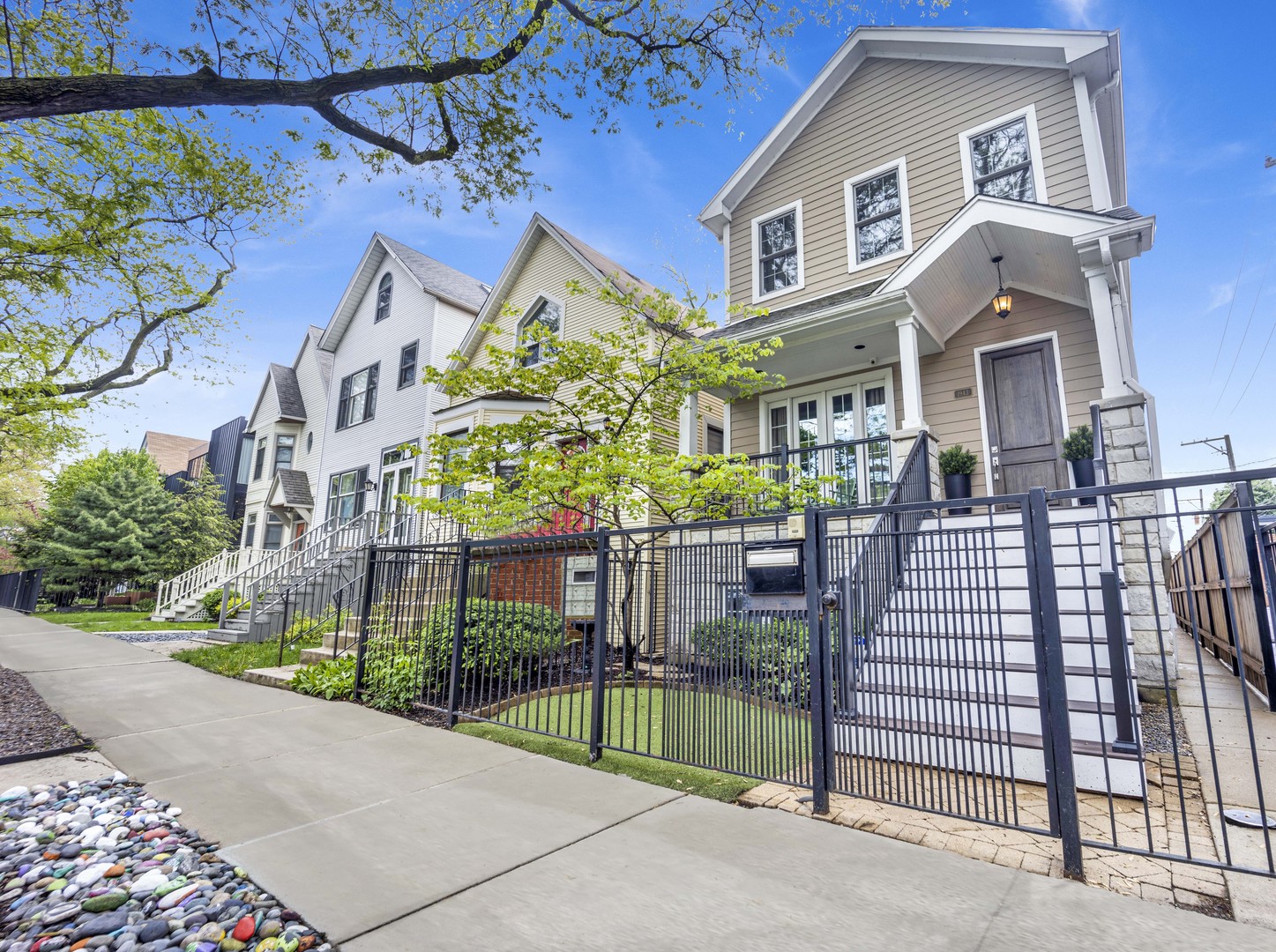 1943 W Wellington Avenue