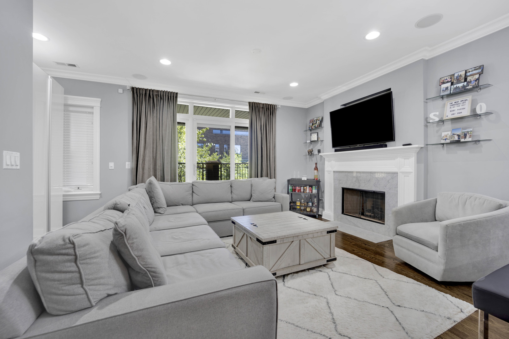 902 W Barry Avenue Unit: 2