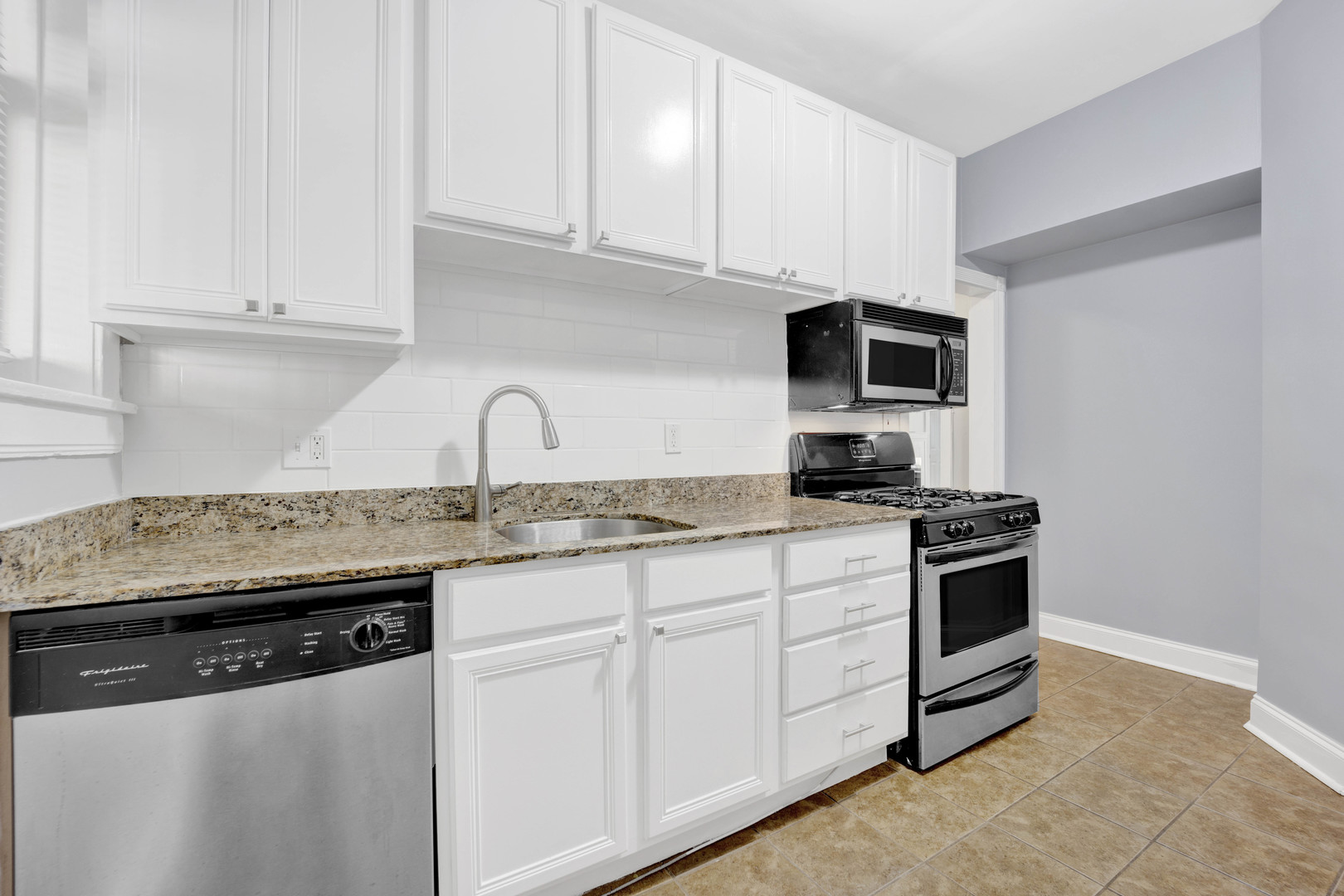 3901 N Claremont Avenue Unit: 2