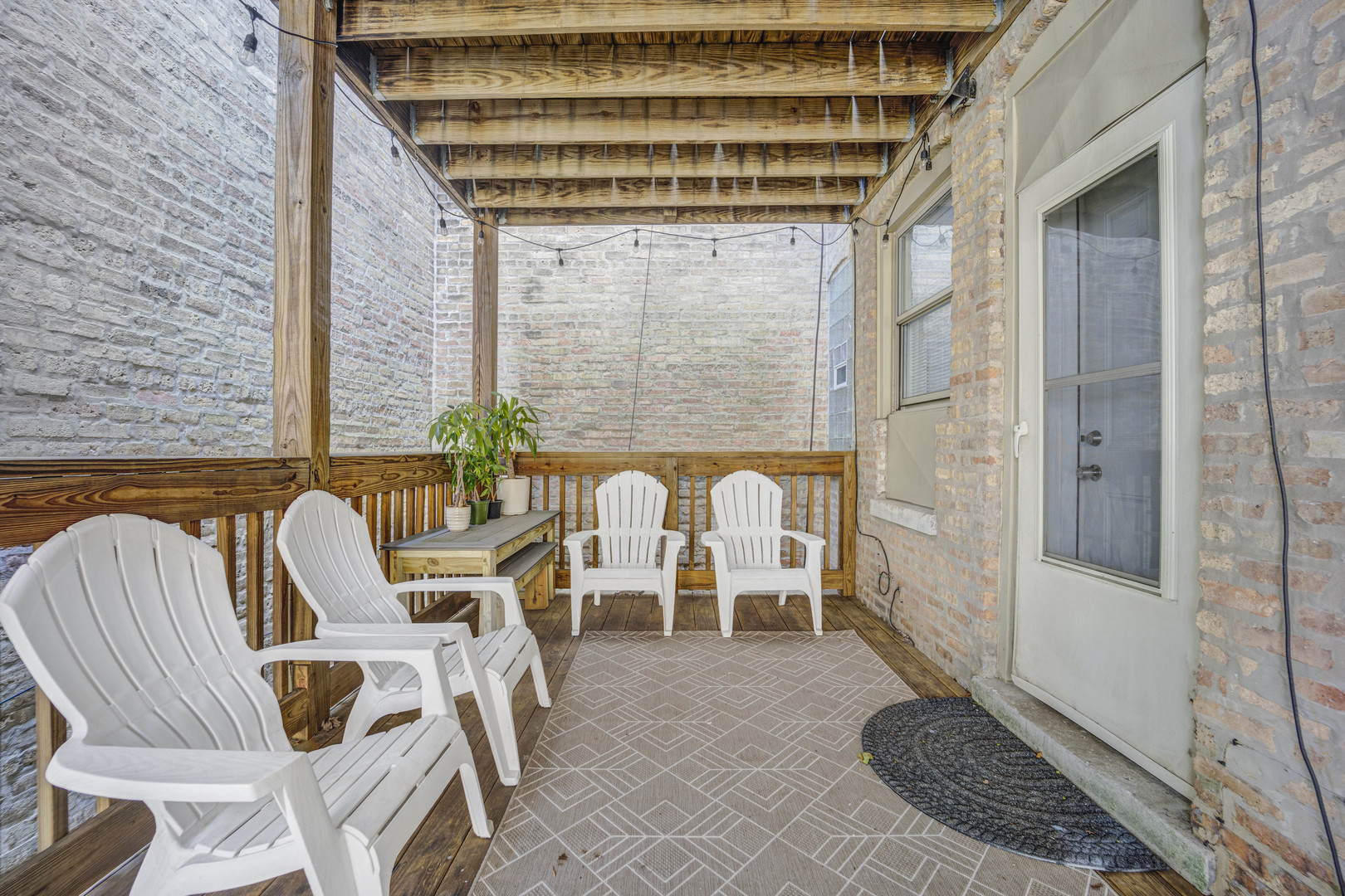 3901 N Claremont Avenue Unit: 2