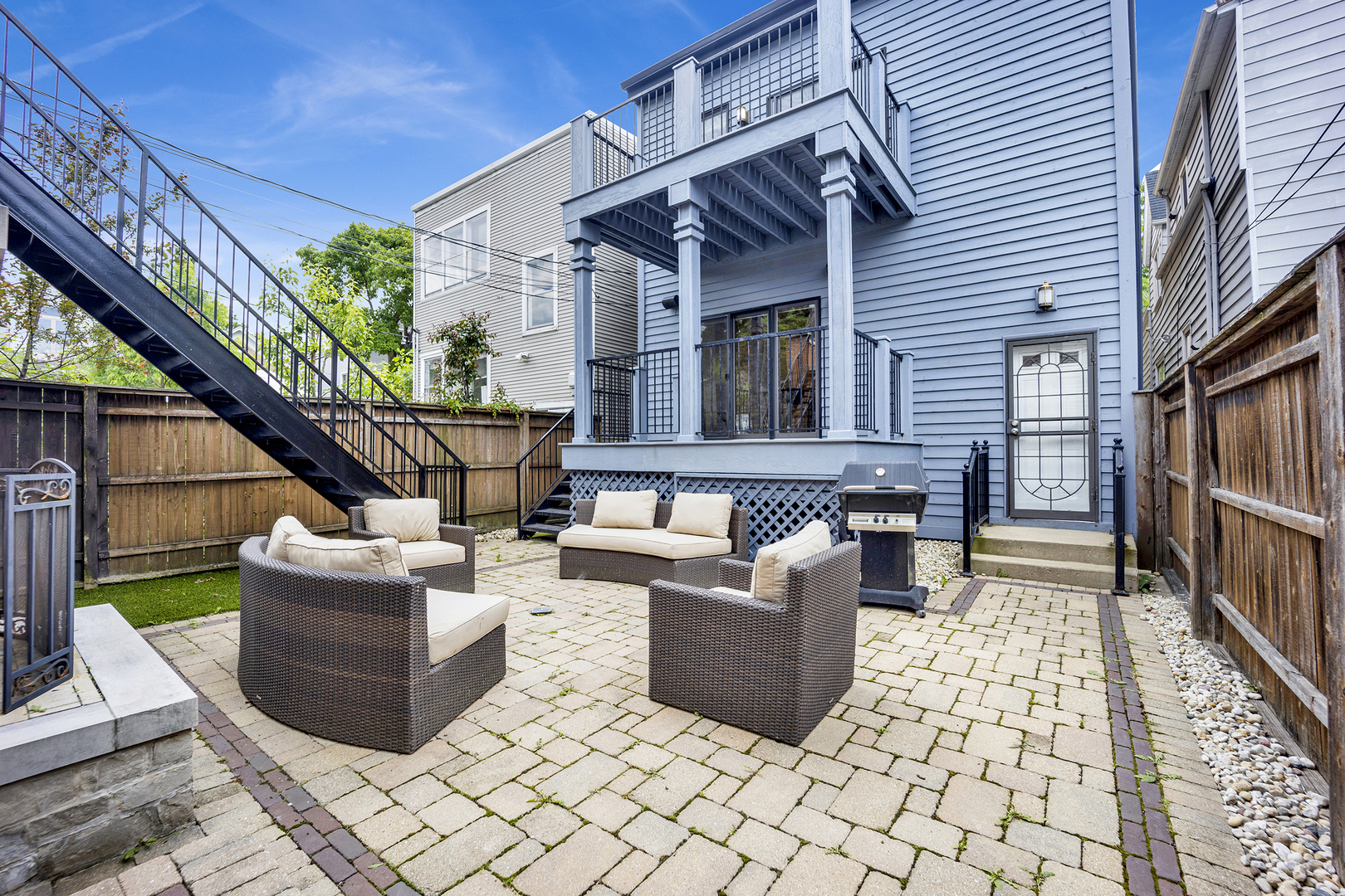 3237 N Leavitt Street