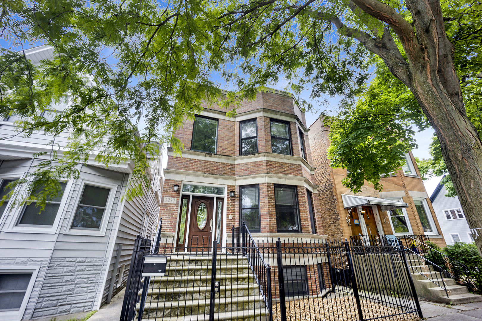 3237 N Leavitt Street