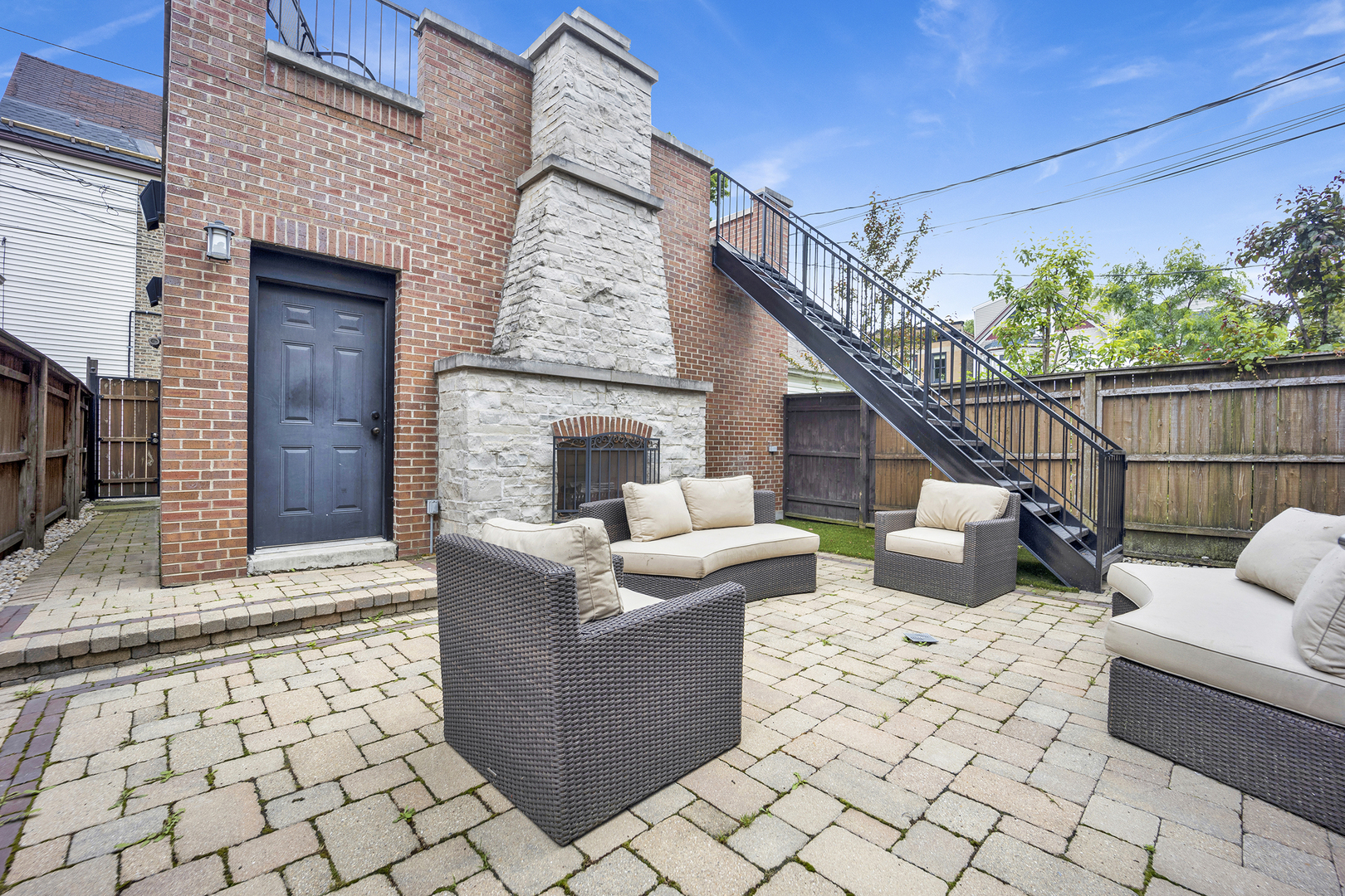 3237 N Leavitt Street