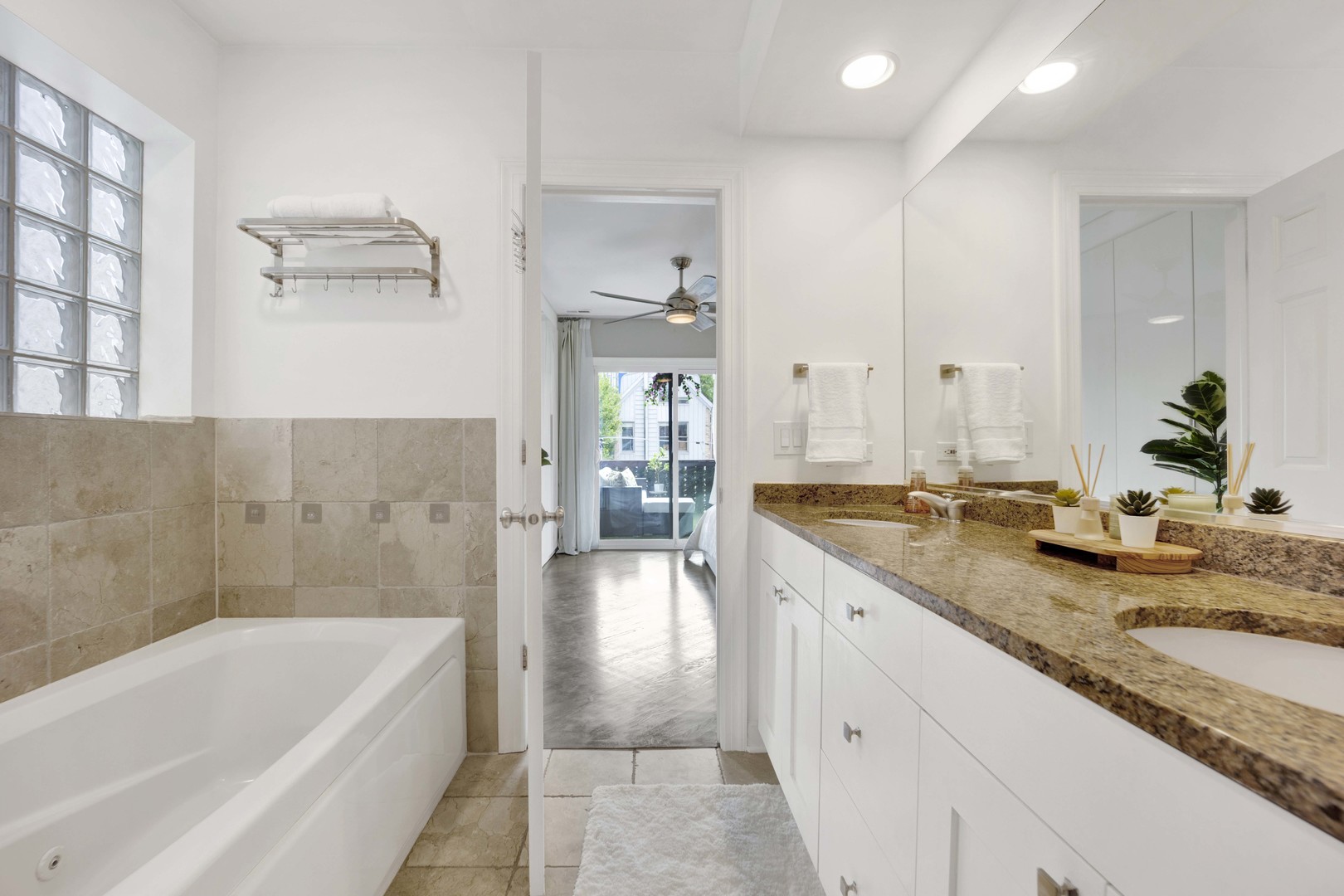 1709 N Larrabee Avenue Unit: 2N