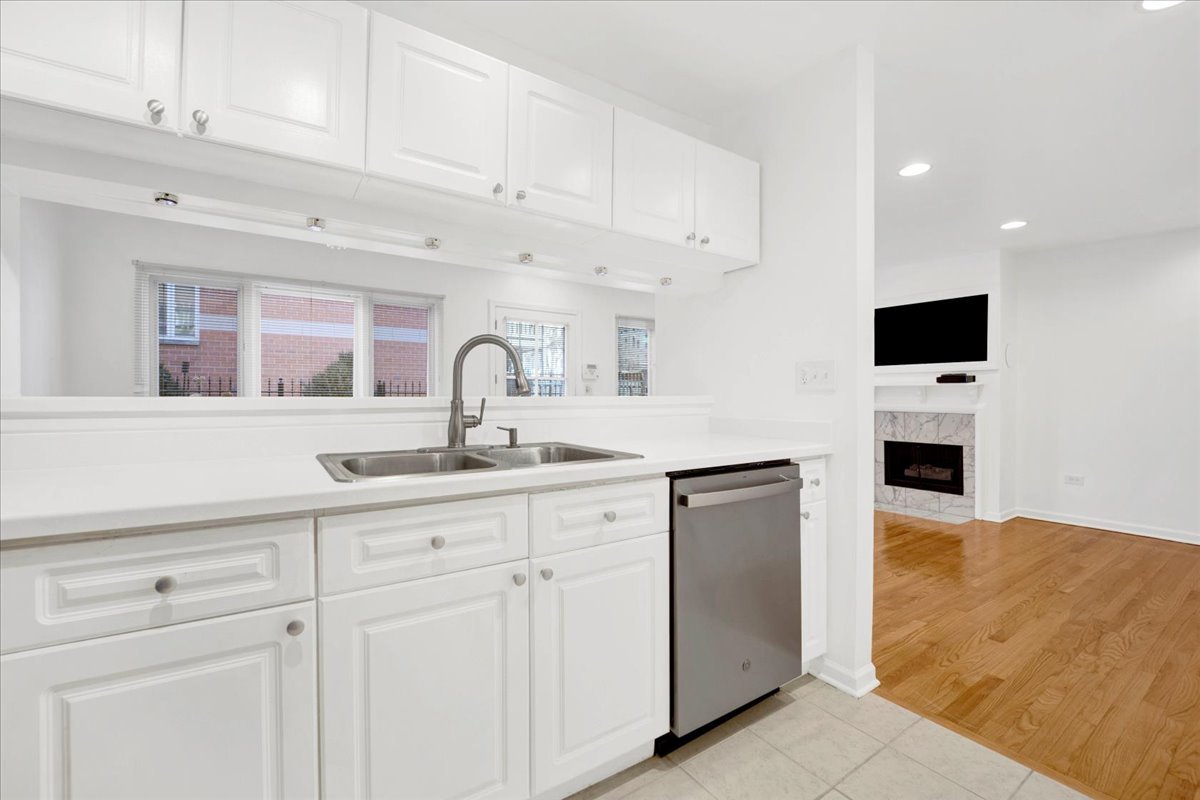 1315 S Plymouth Court Unit: J