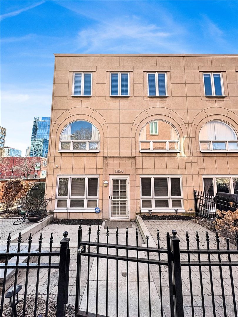 1315 S Plymouth Court Unit: J