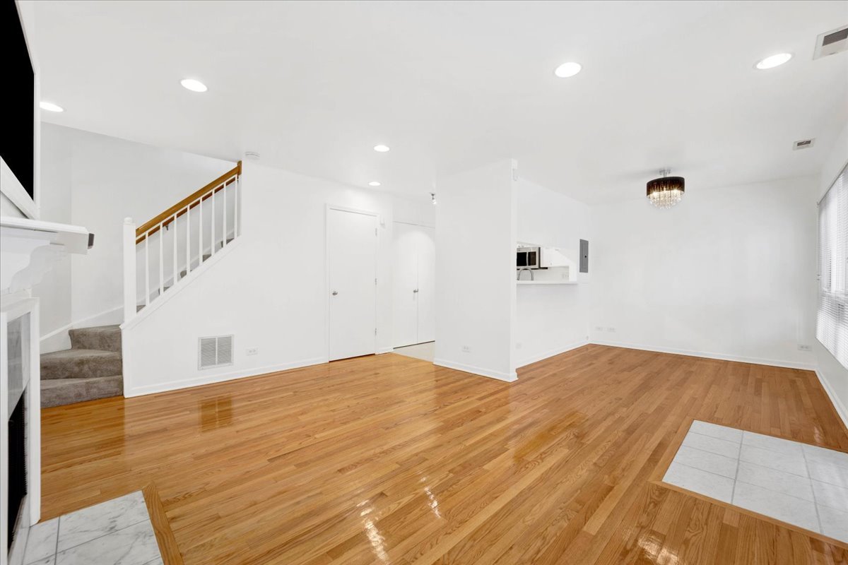 1315 S Plymouth Court Unit: J