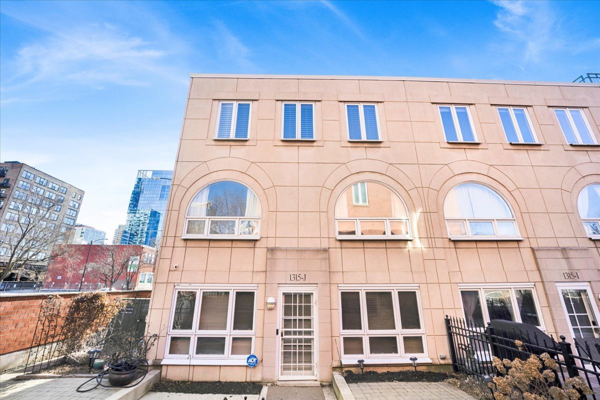 1315 S Plymouth Court Unit: J