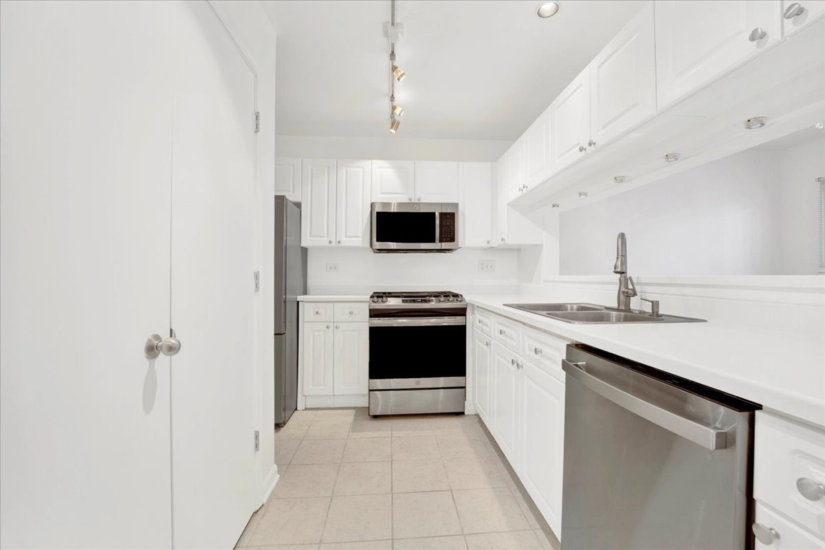 1315 S Plymouth Court Unit: J