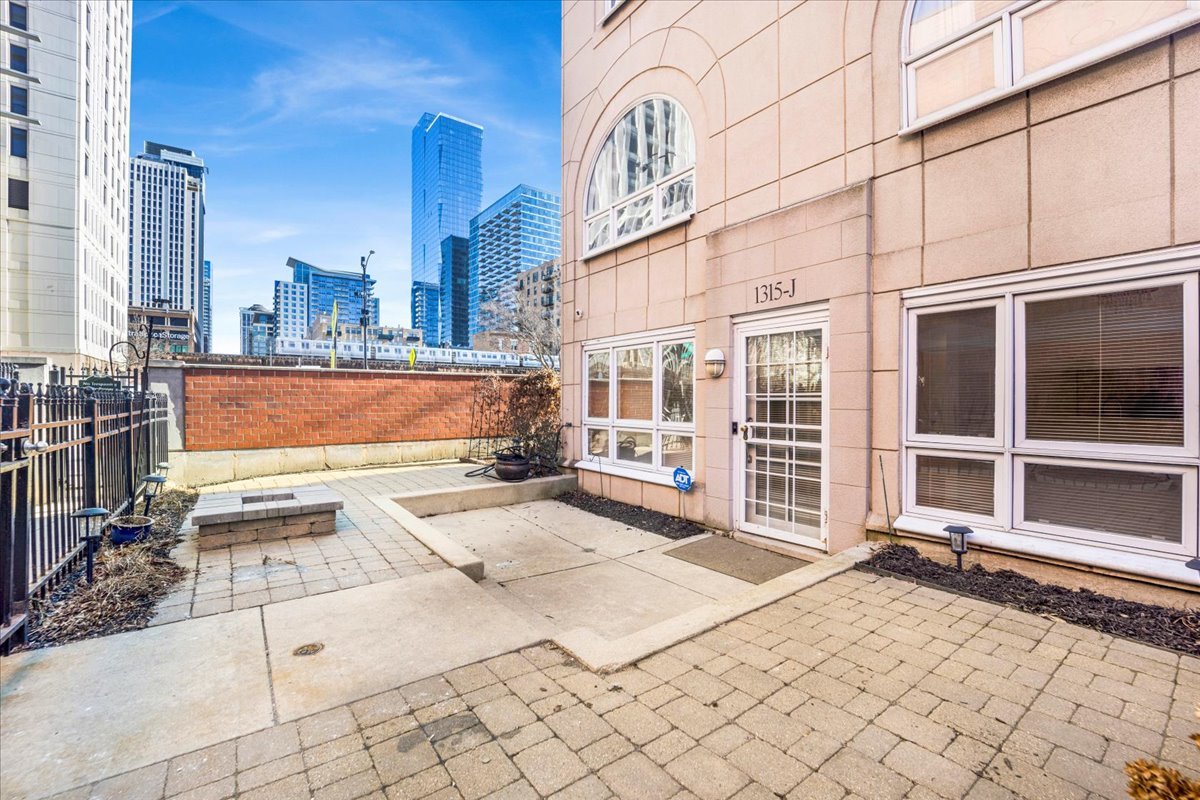 1315 S Plymouth Court Unit: J