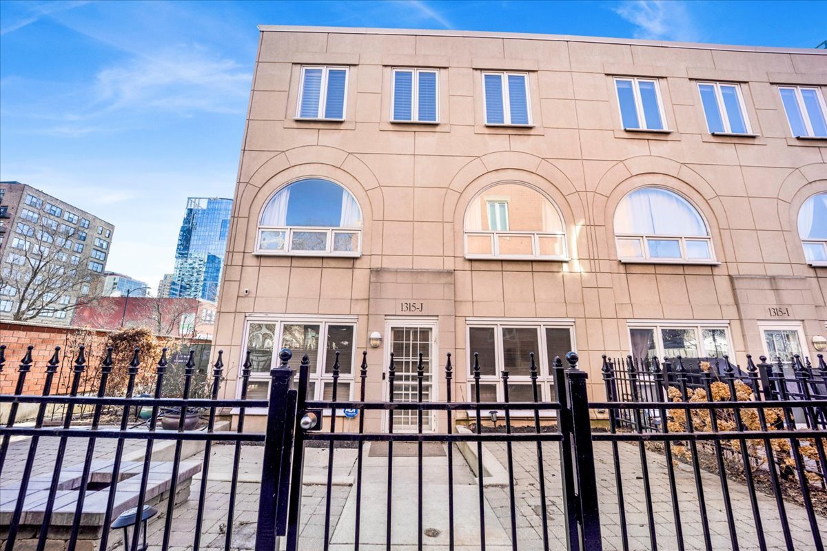 1315 S Plymouth Court Unit: J