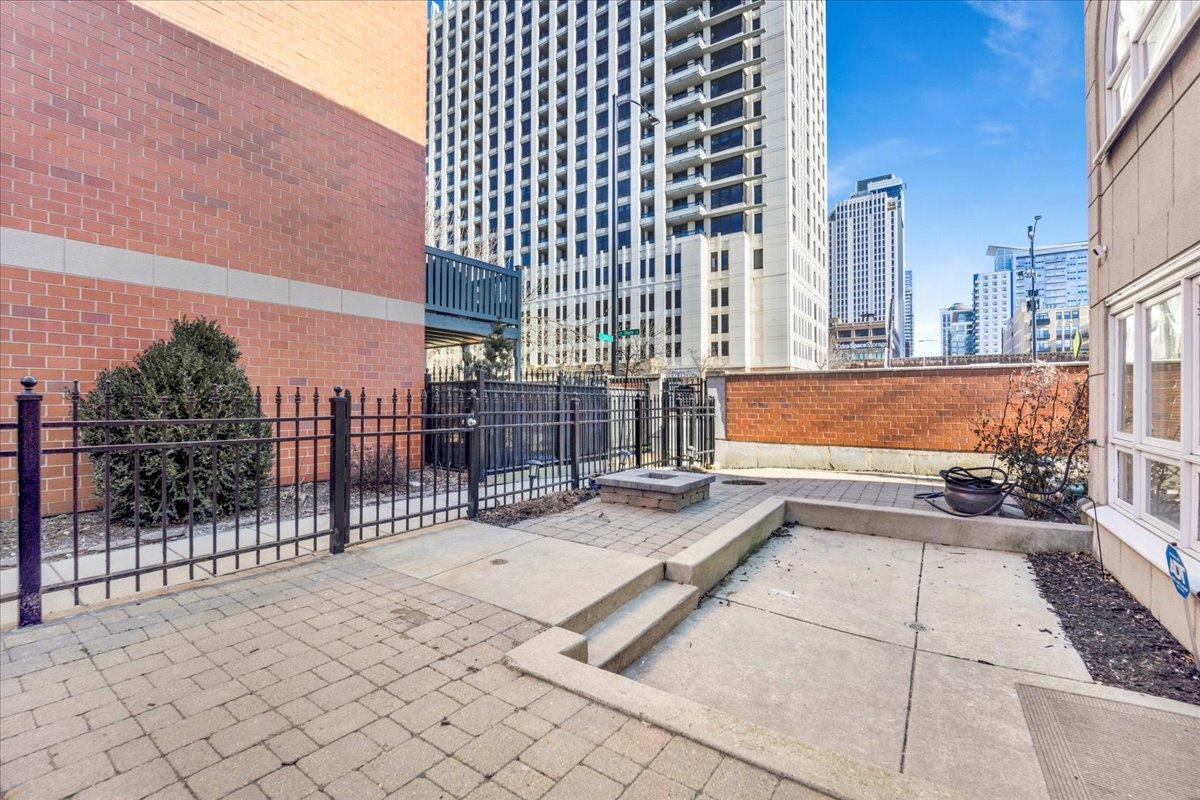 1315 S Plymouth Court Unit: J