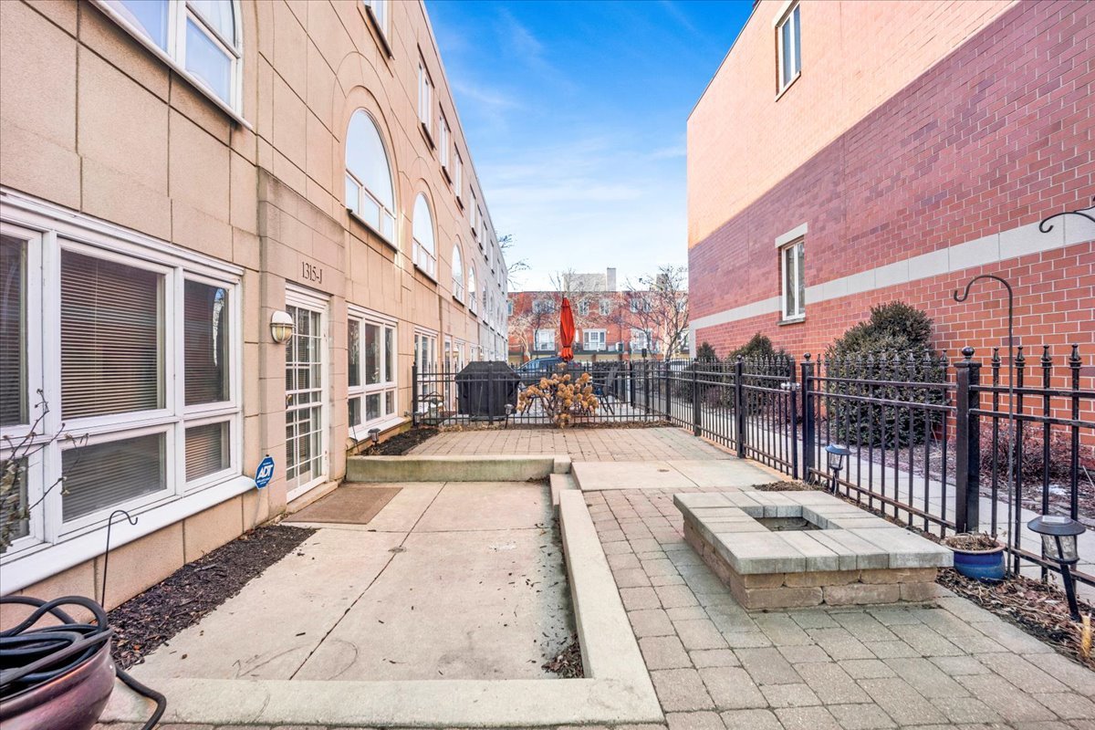 1315 S Plymouth Court Unit: J