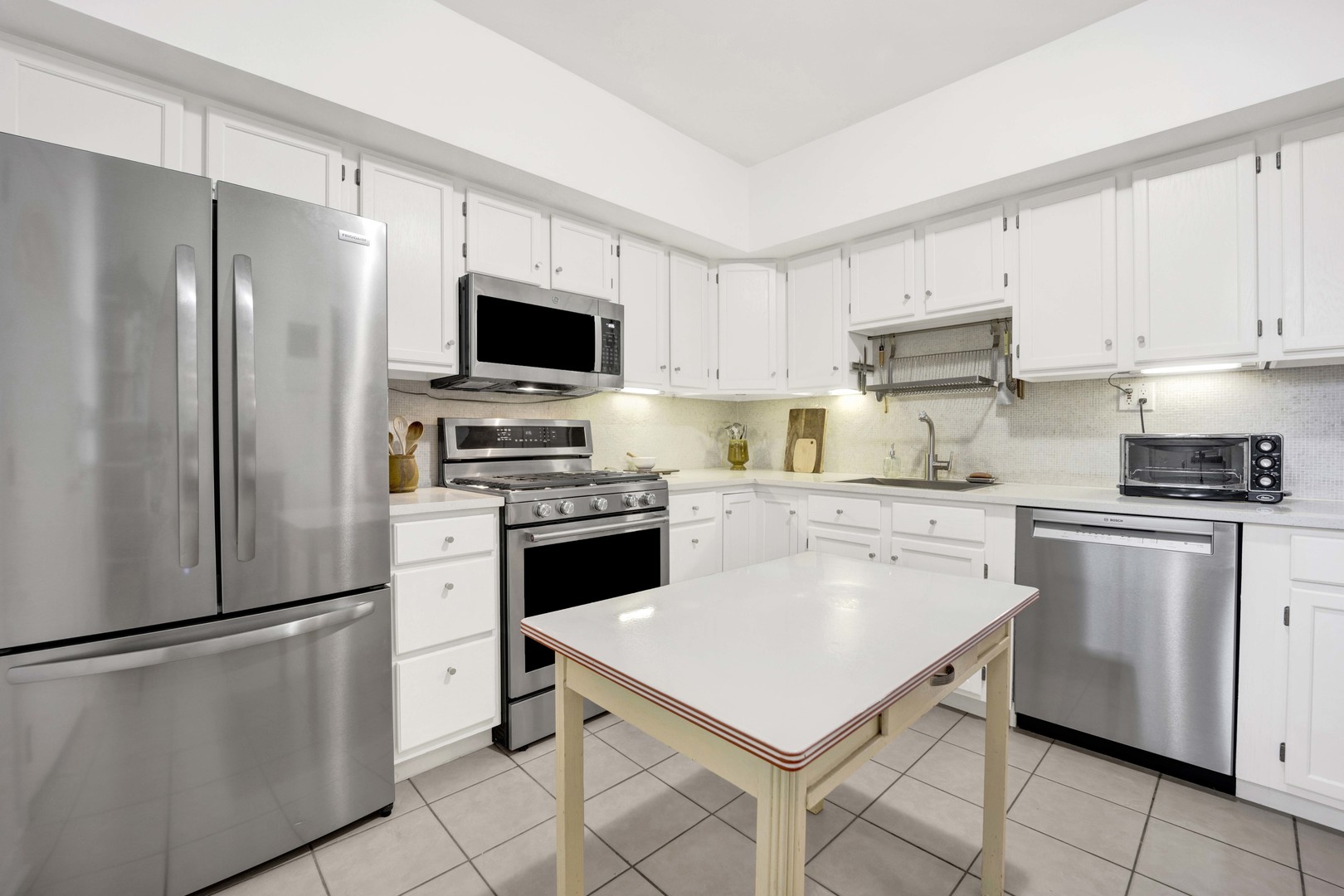 4856 N OAKLEY Avenue Unit: 3