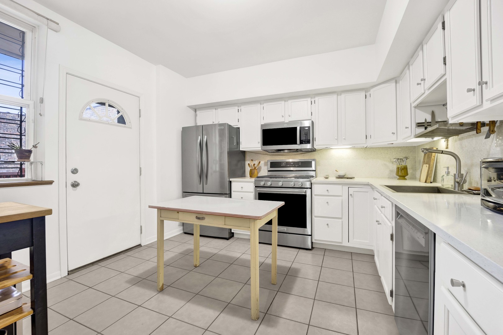 4856 N OAKLEY Avenue Unit: 3