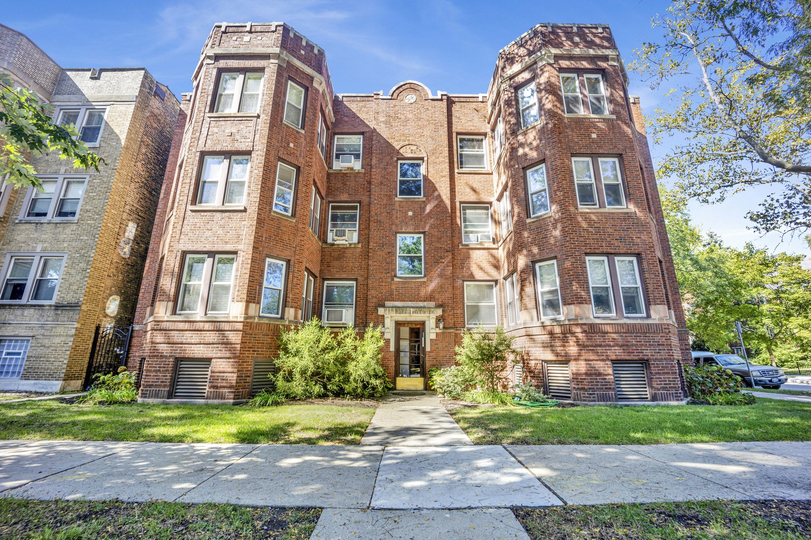4856 N OAKLEY Avenue Unit: 3