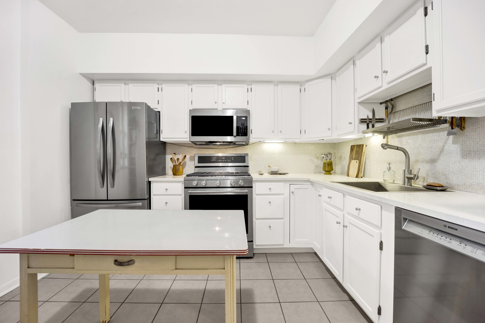 4856 N OAKLEY Avenue Unit: 3