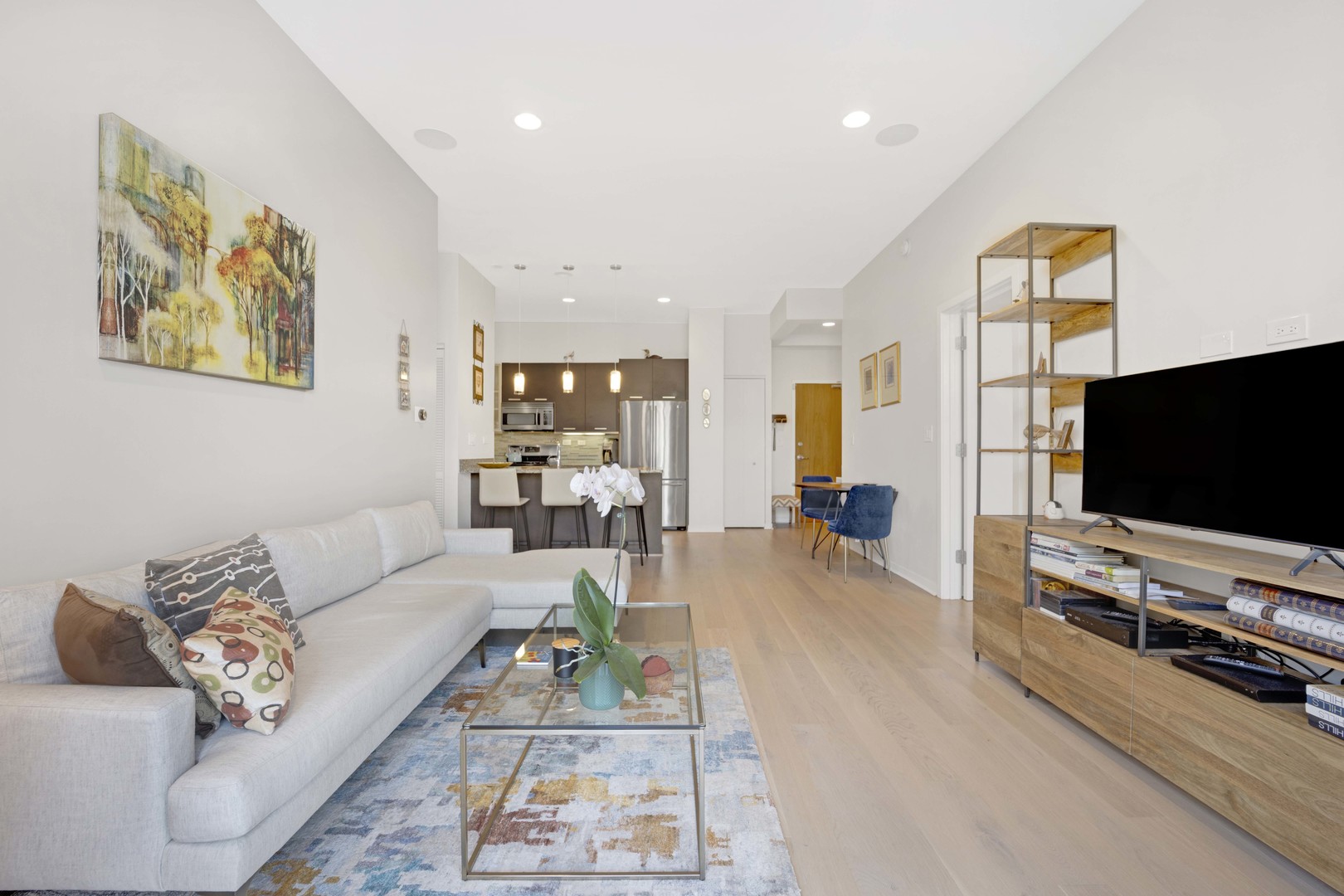 1550 W Cornelia Avenue Unit: 206