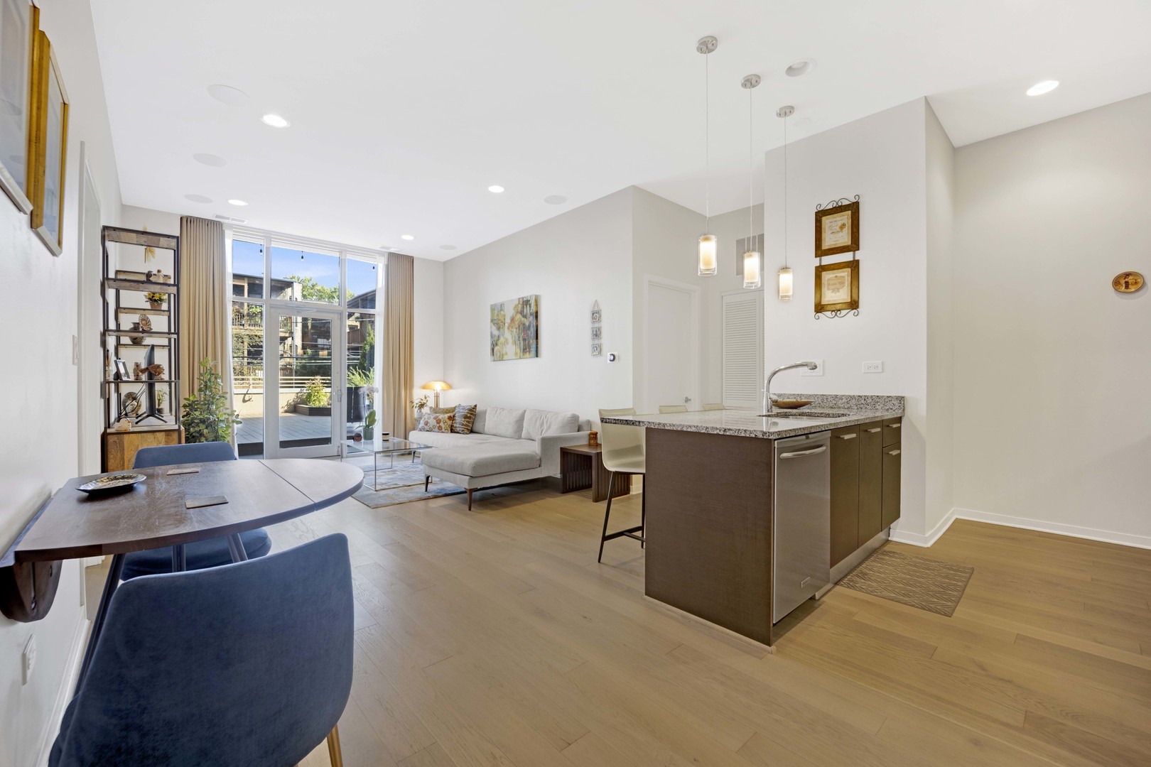 1550 W Cornelia Avenue Unit: 206