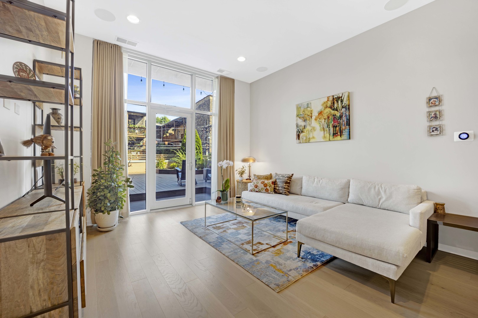 1550 W Cornelia Avenue Unit: 206
