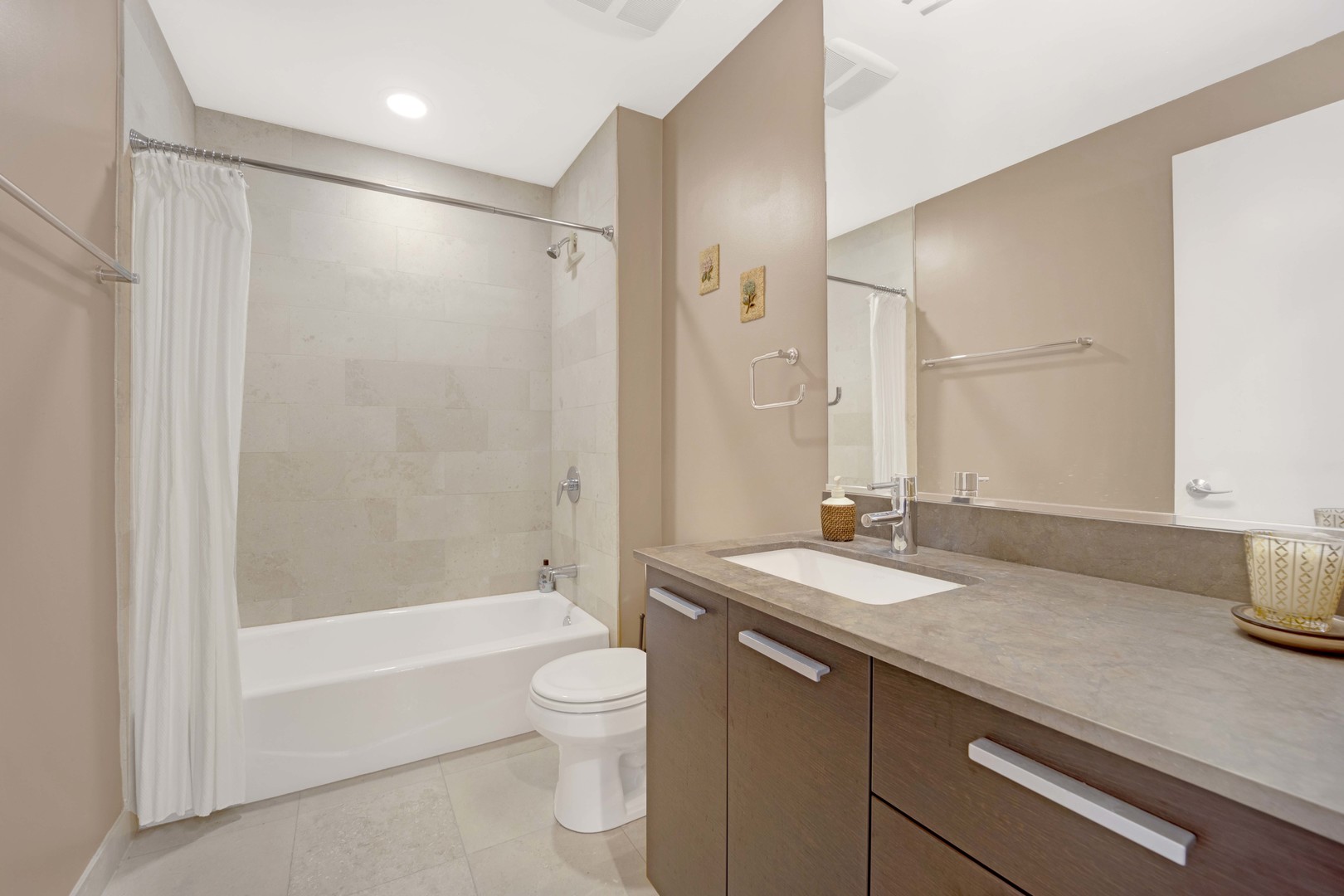 1550 W Cornelia Avenue Unit: 206
