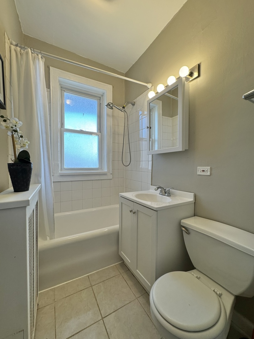 6446 N Claremont Avenue Unit: 3
