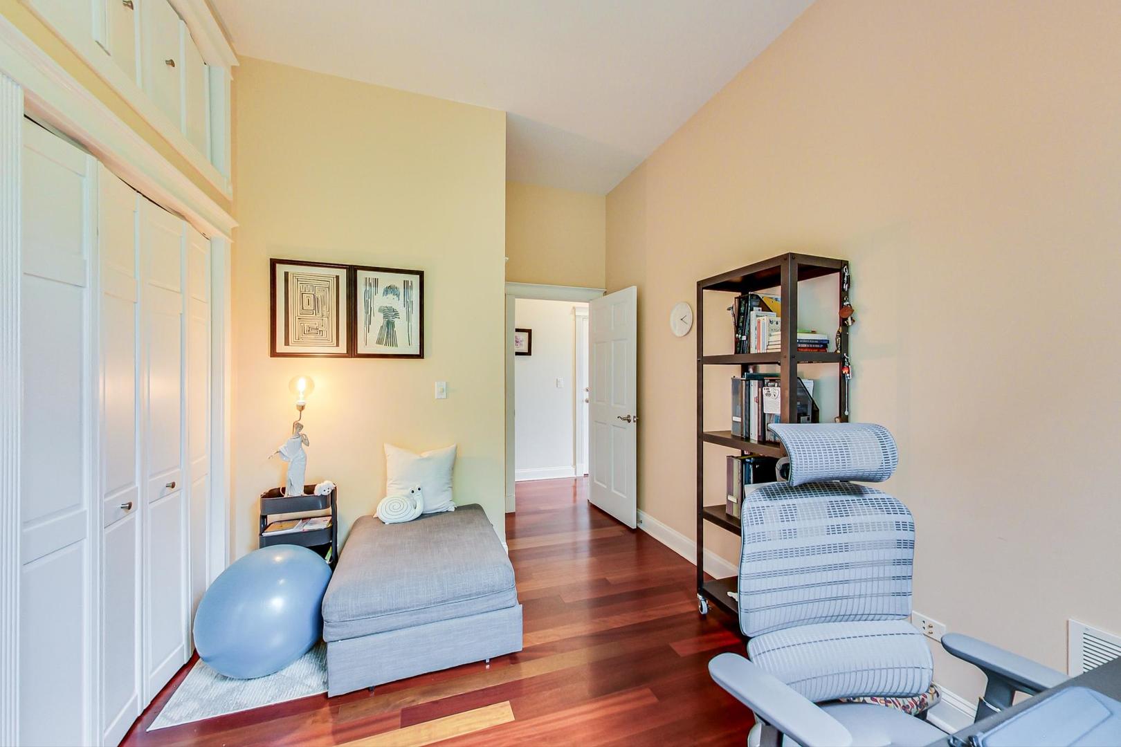 2028 W Belmont Avenue Unit: 4E