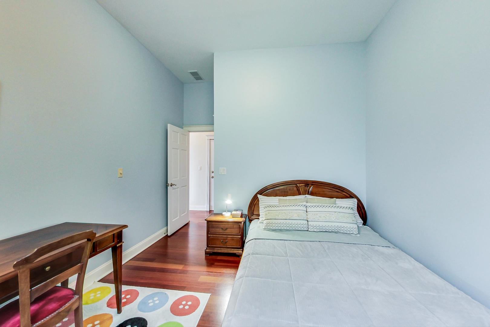 2028 W Belmont Avenue Unit: 4E