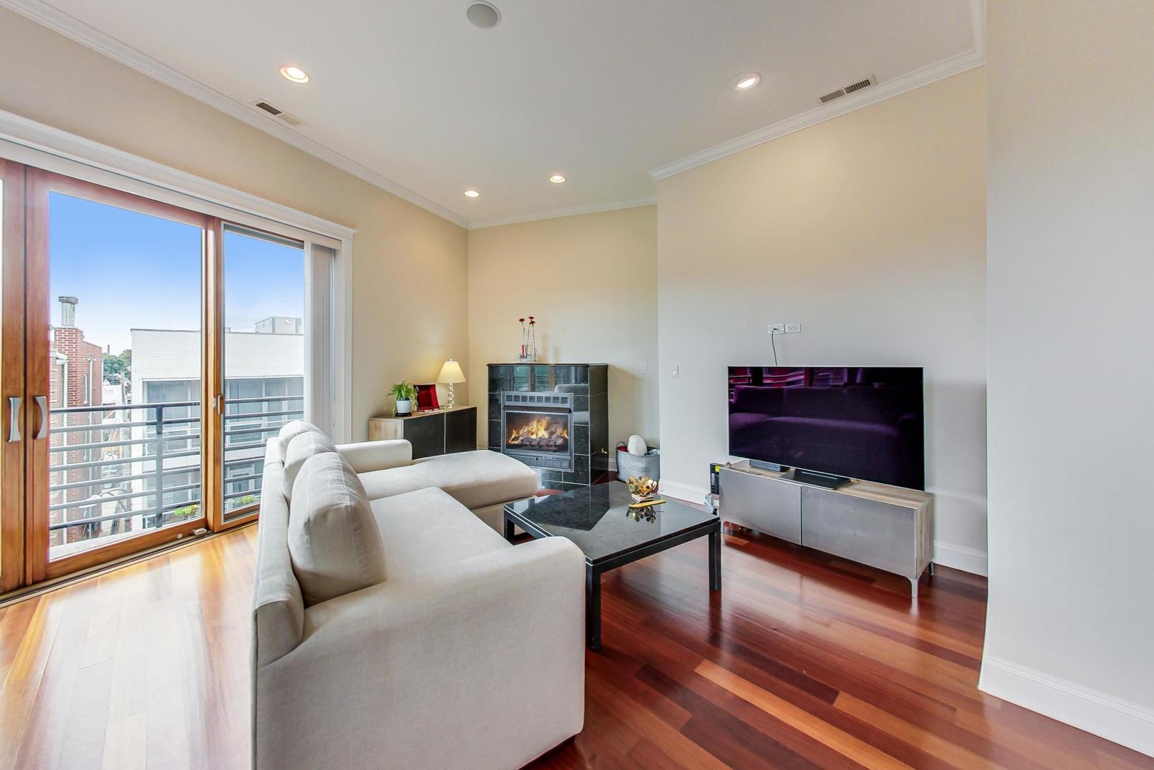 2028 W Belmont Avenue Unit: 4E