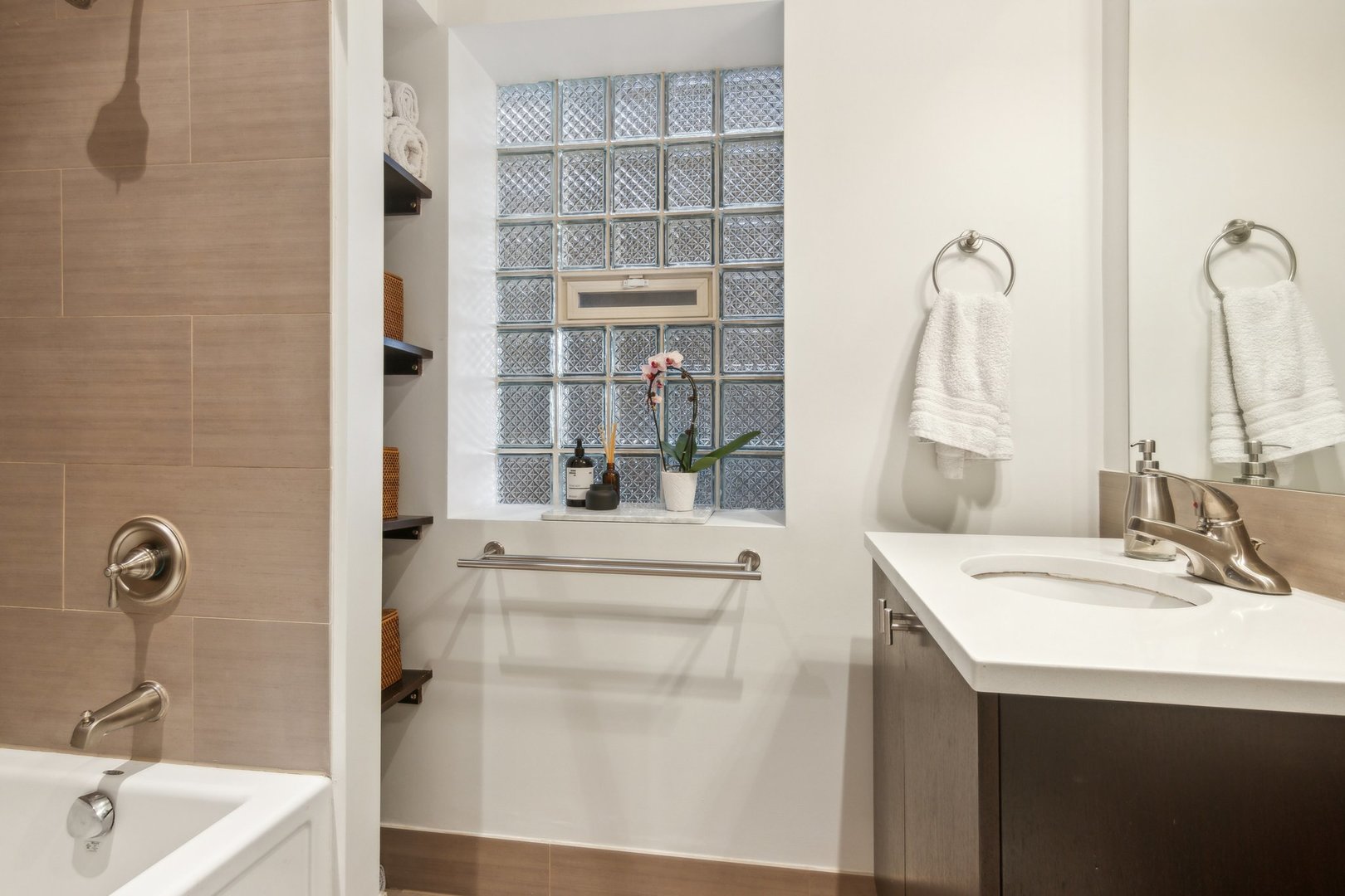 5502 N Glenwood Avenue Unit: 1