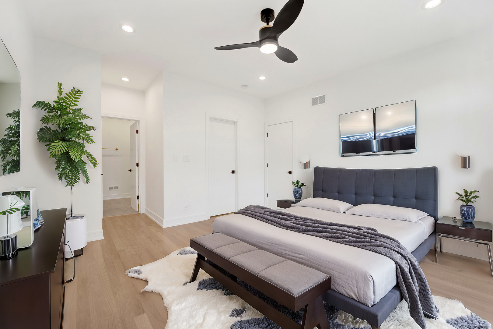 855 N Francisco Avenue Unit: 1
