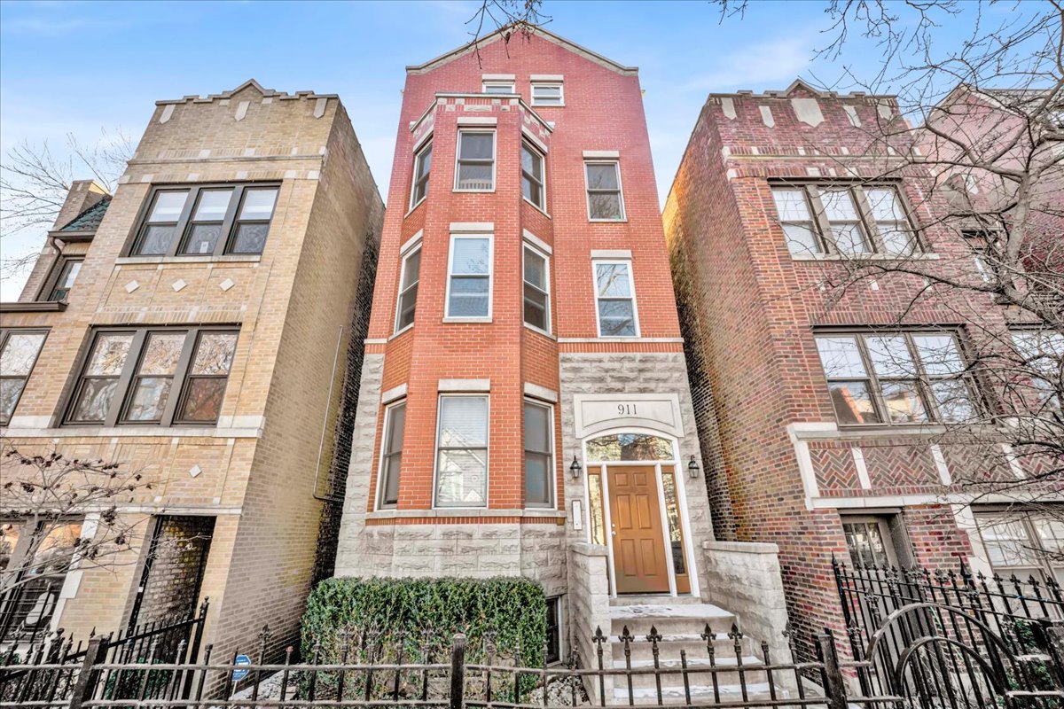 911 W Wrightwood Avenue Unit: 1