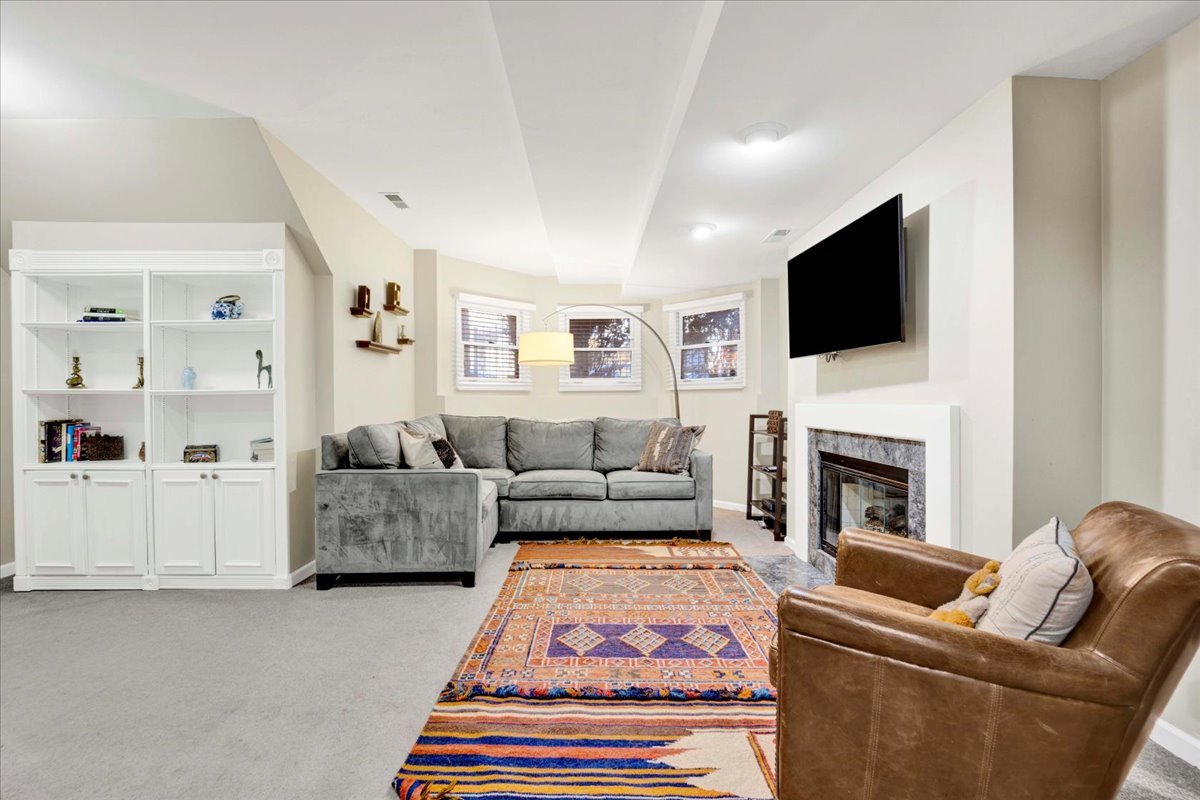 911 W Wrightwood Avenue Unit: 1