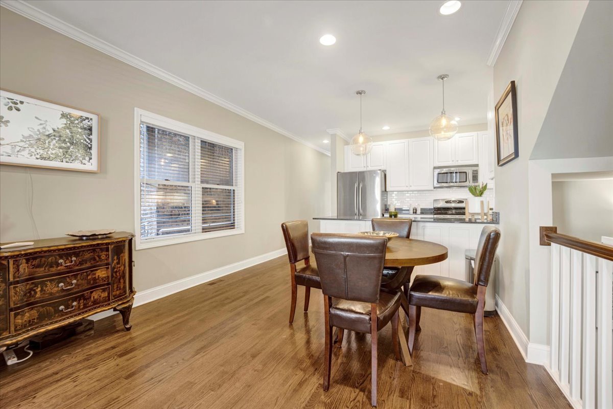 911 W Wrightwood Avenue Unit: 1