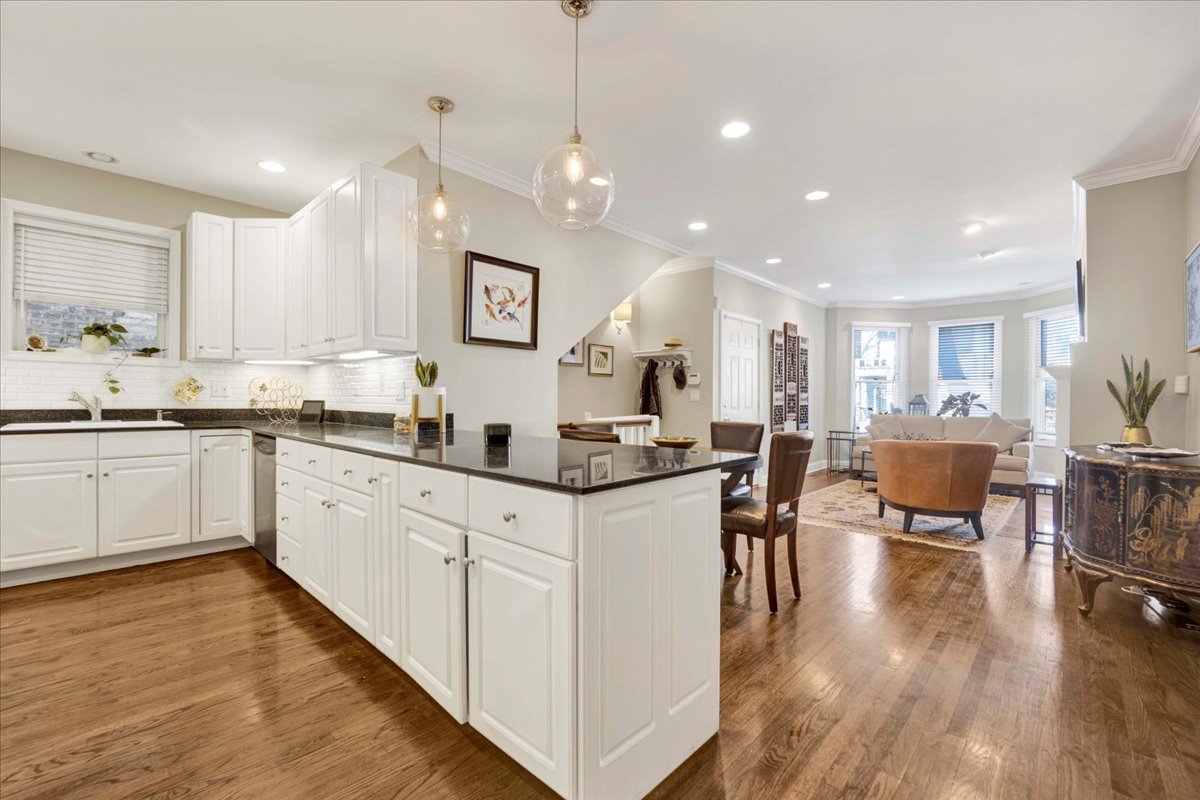 911 W Wrightwood Avenue Unit: 1