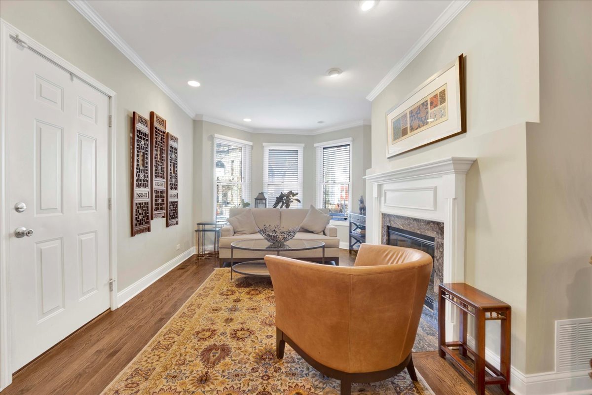 911 W Wrightwood Avenue Unit: 1