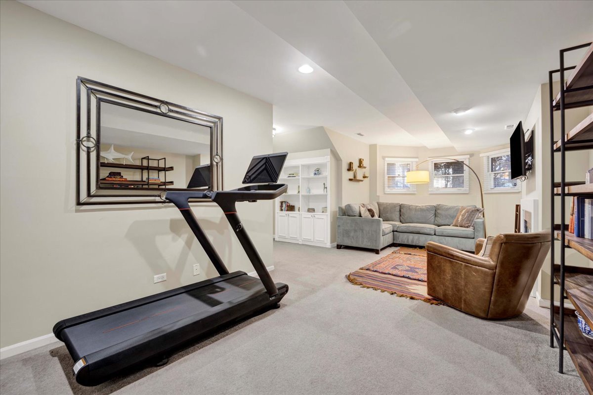 911 W Wrightwood Avenue Unit: 1