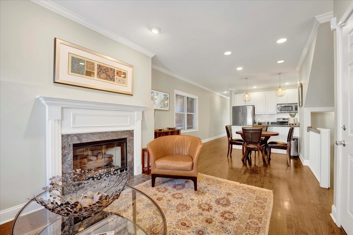 911 W Wrightwood Avenue Unit: 1