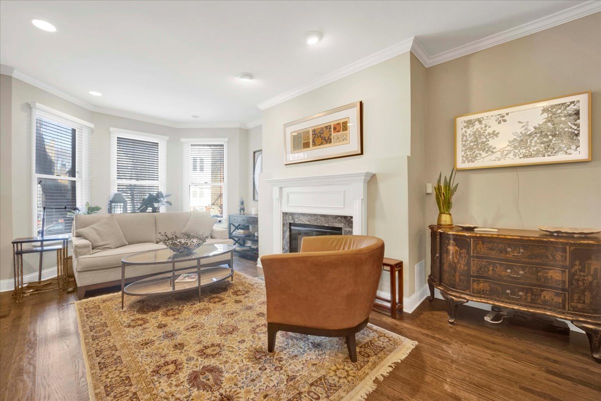 911 W Wrightwood Avenue Unit: 1