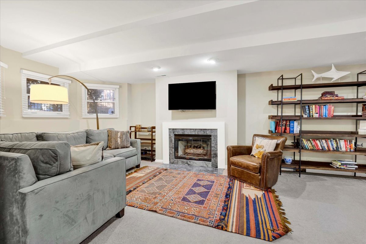 911 W Wrightwood Avenue Unit: 1